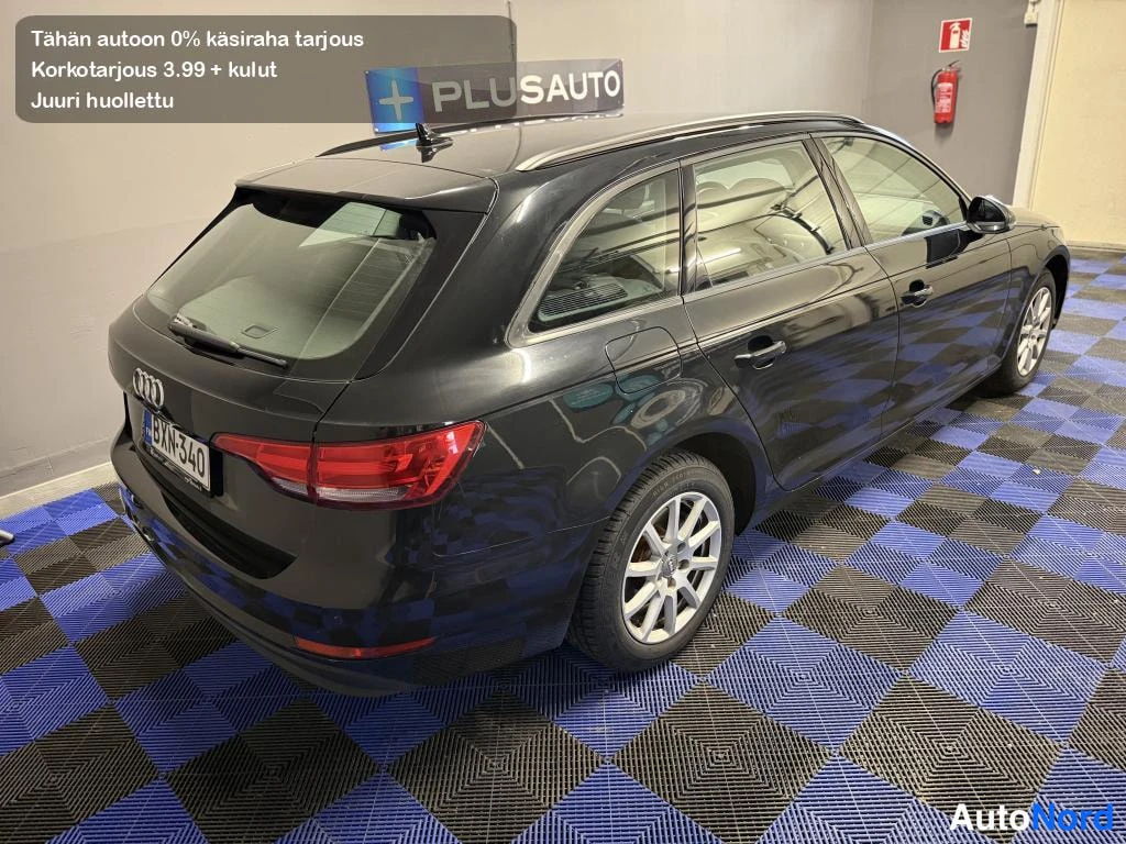 Takaviisto: Audi A4 farmari takaa kulmasta mustana sisätiloissa