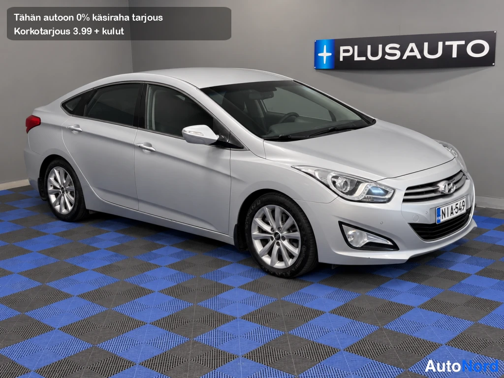Etuviisto, nokka oikealle: Hyundai i40 -sedanin etukolmasivunäkymä, hopeinen korilainen sisätiloissa.