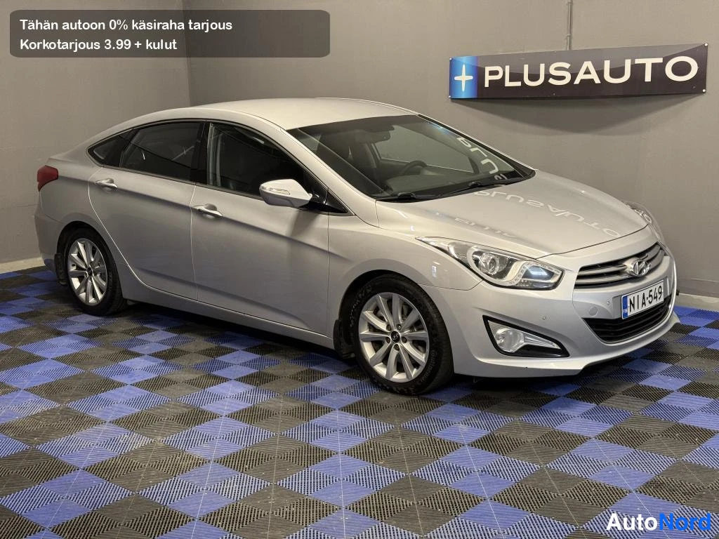 Etuviisto, nokka oikealle: Hyundai i40 -sedanin etukolmasivunäkymä, hopeinen korilainen sisätiloissa.