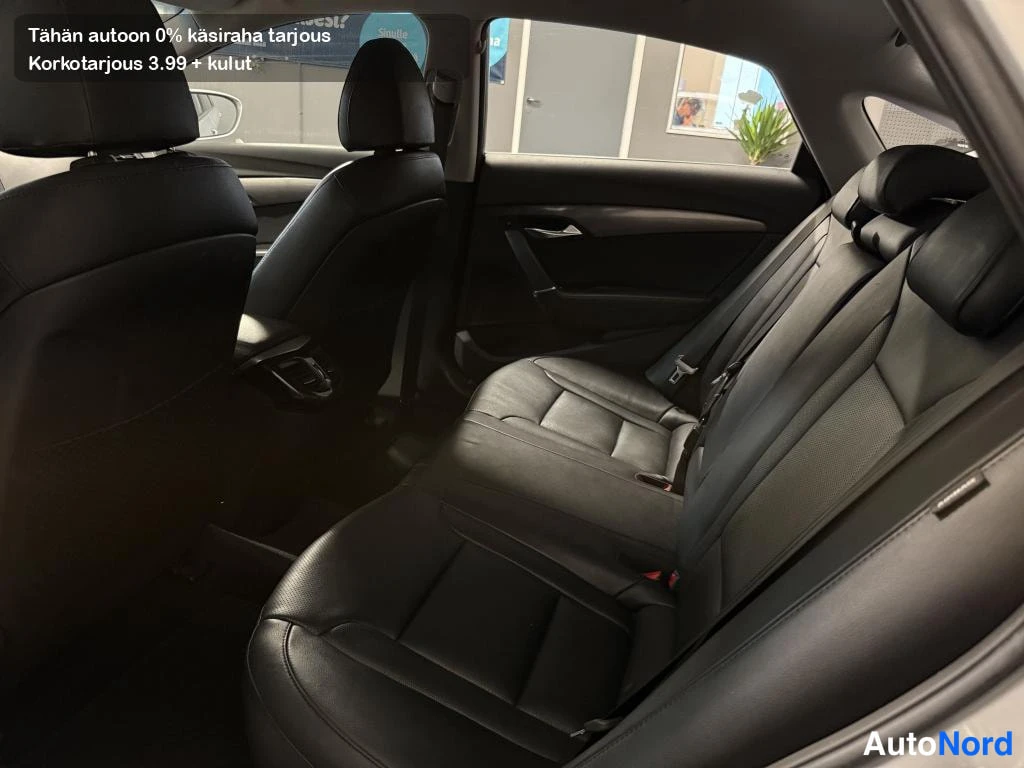 Muu: Hyundai I40:n takaistuin ja etumatkustajan selkänoja mustassa nahkapaverissa sisältä päin.