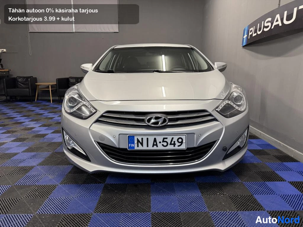 Edestä: Hyundai i40:n etupää edestä kuvattuna, hopea koripinta, rekisteritunnus.