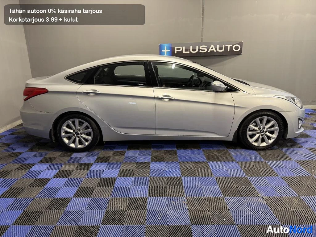 Etuviisto, nokka oikealle: Hyundai i40:n etuosasta kolmivartinäkymä, keula oikealla, hopea sedan-kori.