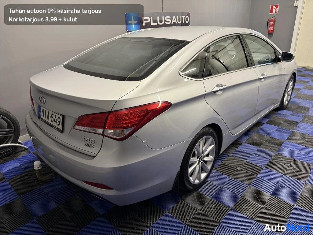 Takaviisto: Hyundai i40:n takakolmivartinäkymä vasemmasta takanurkasta, perävasemmalla teksti I40 CRDI, rekisteritunnus.