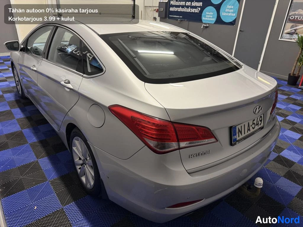 Takaviisto: Hyundai i40:n takakolmivartinäkymä vasemmalta, punaiset takavalot ja perävalot, rekisteritunnus.