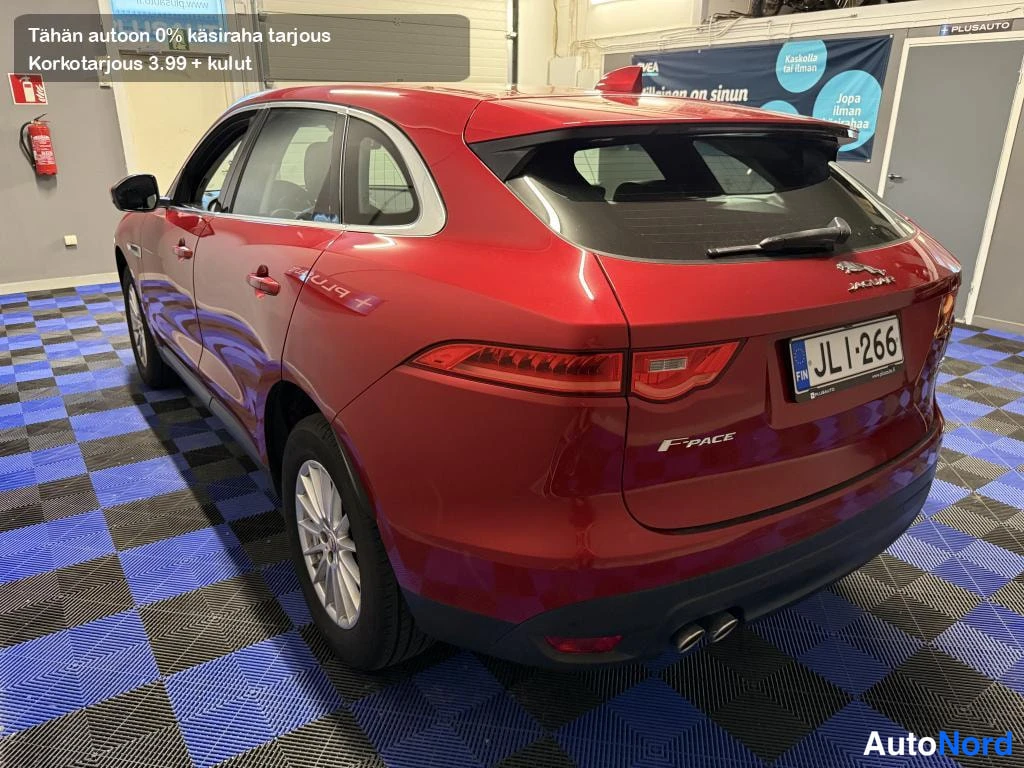Takaviisto: Punaisen auton takakulma vasemmalta, rekisteritunnus ja F-PACE-merkintä näkyvissä.