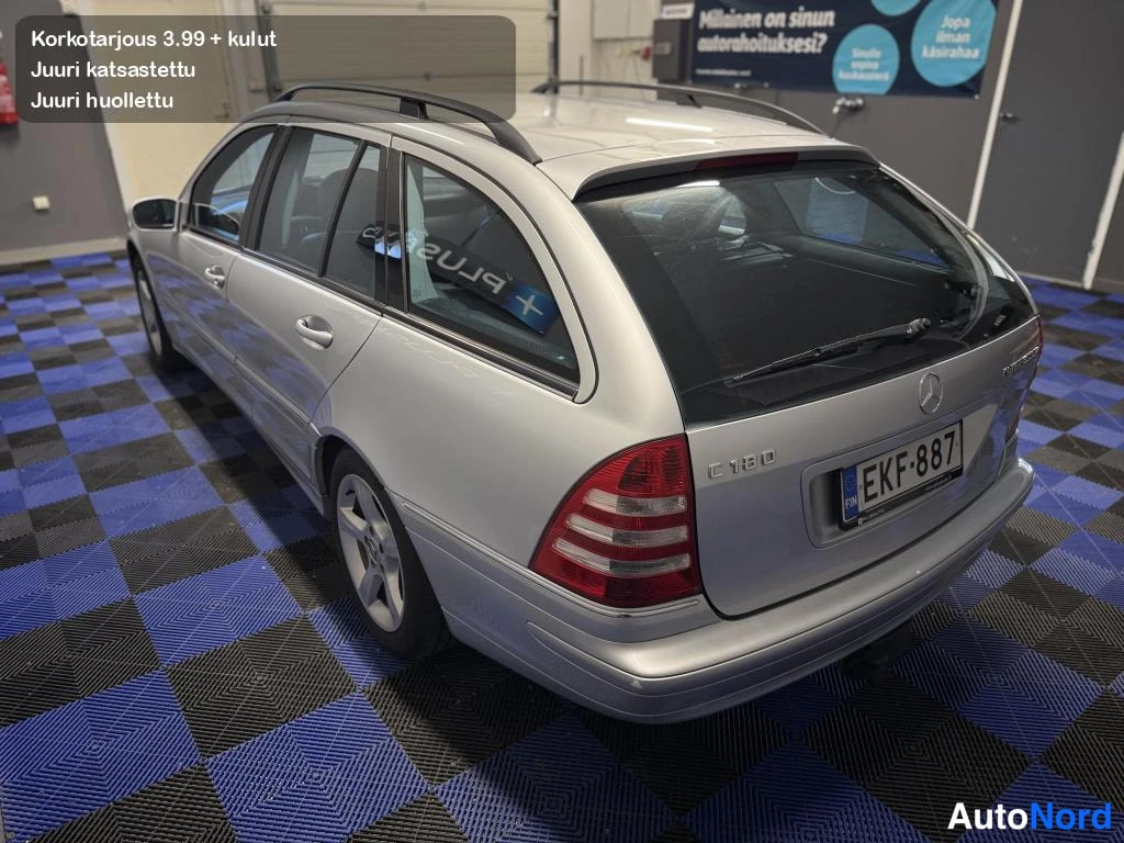 Takaviisto: Mercedes-Benz C-klassin farmarin takakulma vasemmalta kuvattuna; rekisterikilpi, mallimerkintä C 180 ja merkkimerkki näkyvät takaluukussa.