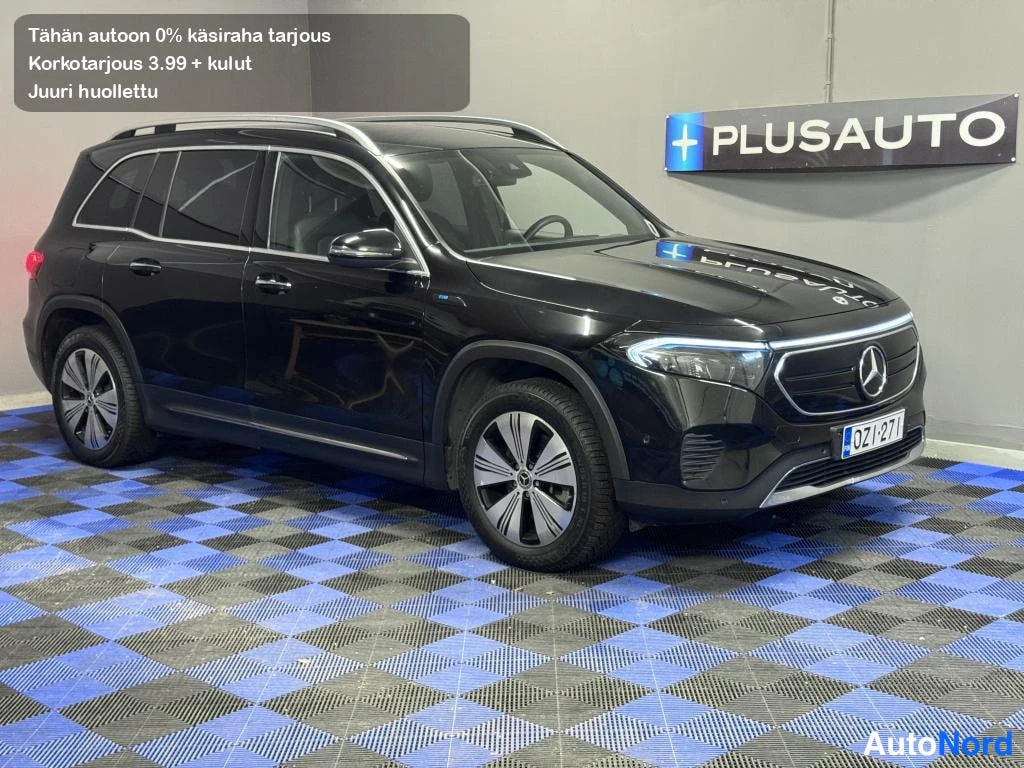 Etuviisto, nokka oikealle: Mercedes-Benz EQB:n etukulmakuva oikealta, musta kori, rekisteri, plusauto-kuvamaalaus konepellillä, PLUSAUTO-logon alla.