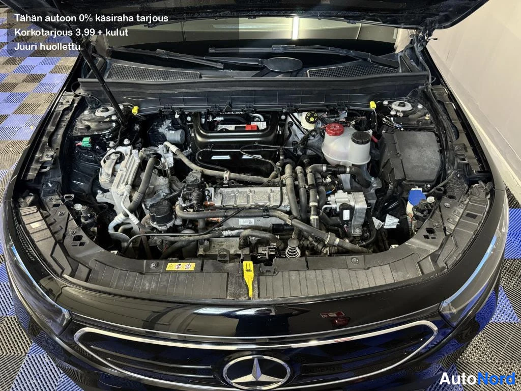 Edestä: Avattu moottoritila edestä kuvattuna, etusäleikkö ja Mercedes-tähti näkyvät alareunassa.