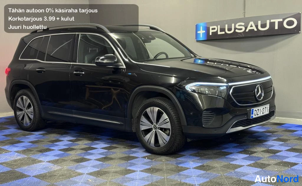 Etuviisto, nokka oikealle: Mercedes-Benz EQB:n etukulmakuva oikealta lähempää, musta kori, LED-ajovalot päällä, rekisteri.