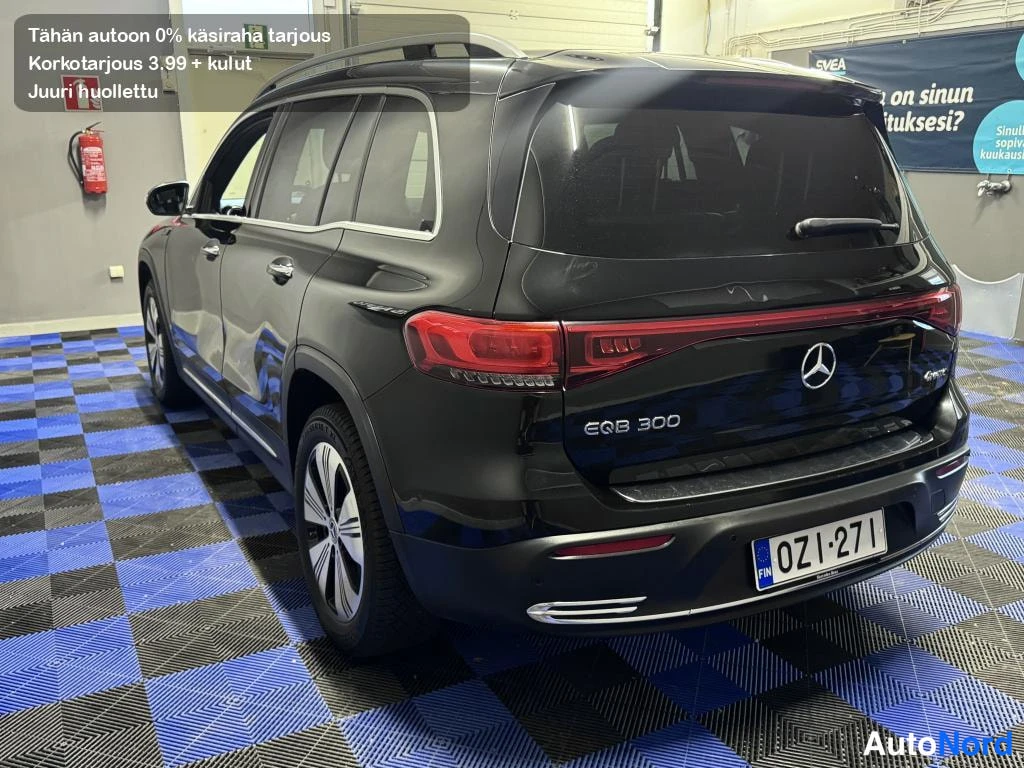 Takaviisto: Mustan Mercedes-Benz EQB:n takakulma näkyy tunnistekyltillä EQB 300 ja rekisterillä.