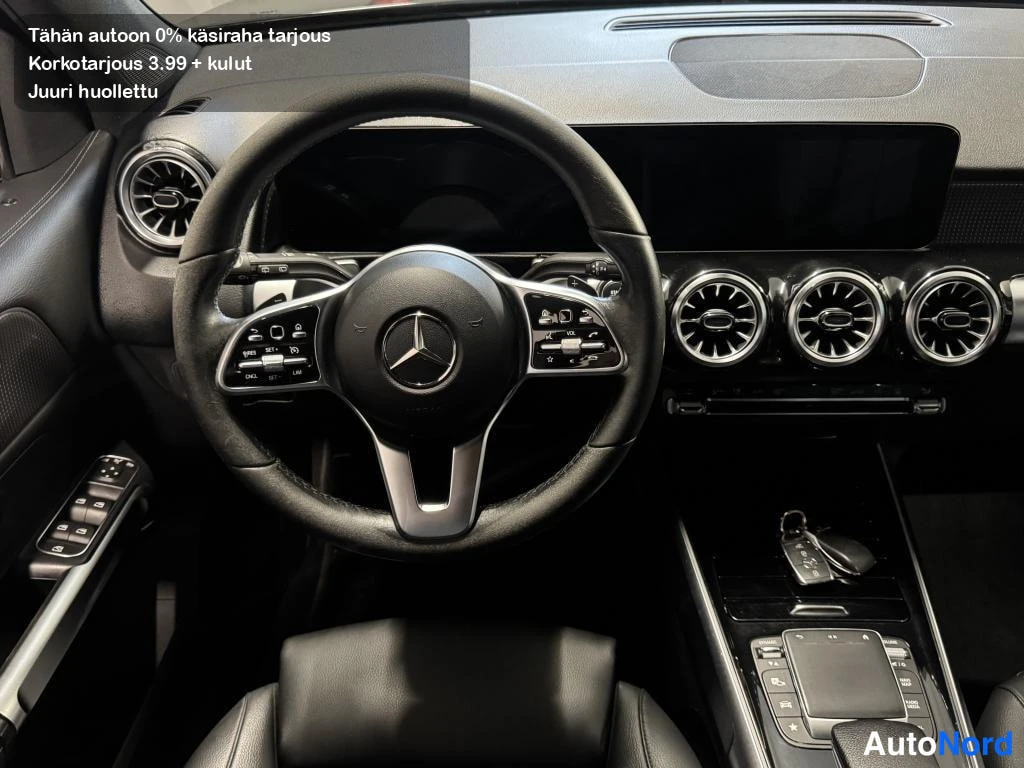 Muu: Mercedes-merkillä varustettu ohjauspyörä, digitaalinen mittaristo ja pyöreät ilmastointituulostimet, keskikonsolissa avaimet.