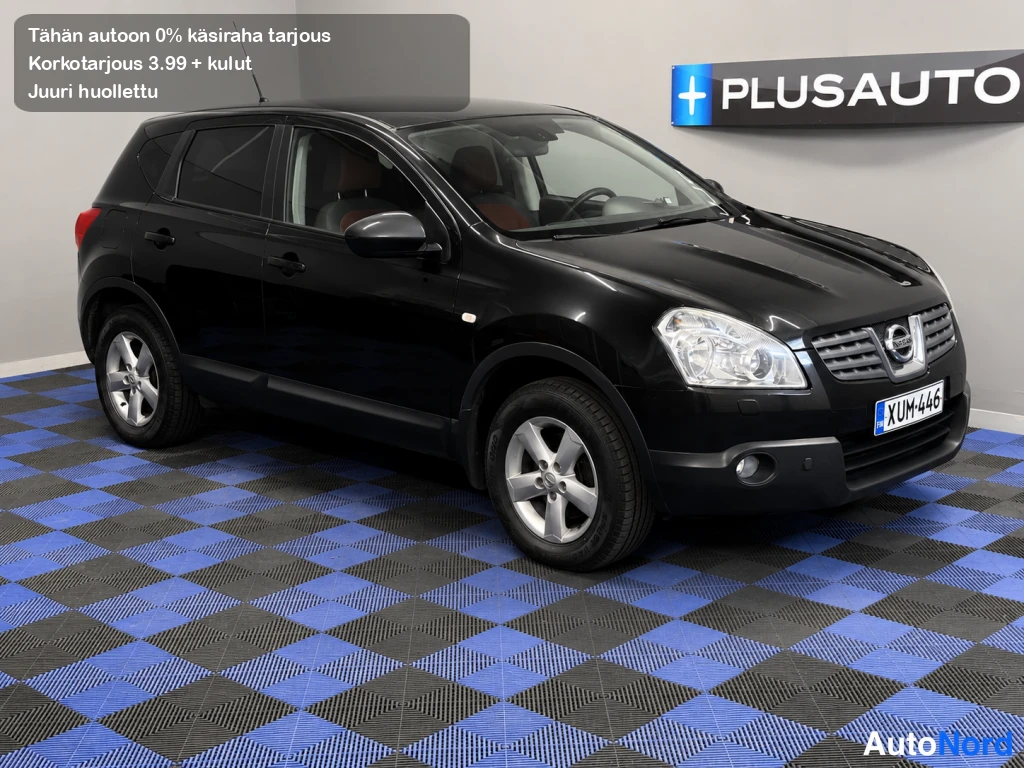Etuviisto, nokka oikealle: Mustan Nissan Qashqain kolminäkökuvat etupuolelta ja oikealta sivulta.
