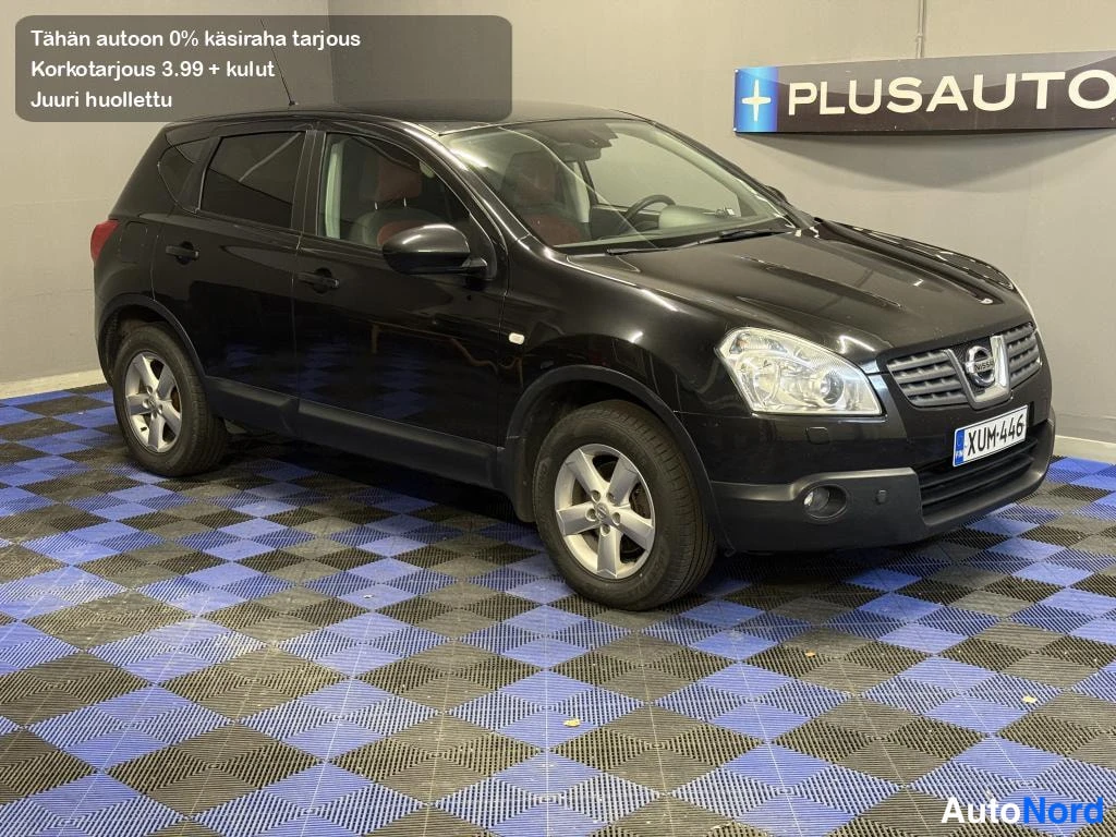 Etuviisto, nokka oikealle: Mustan Nissan Qashqain kolminäkökuvat etupuolelta ja oikealta sivulta sisätiloissa.