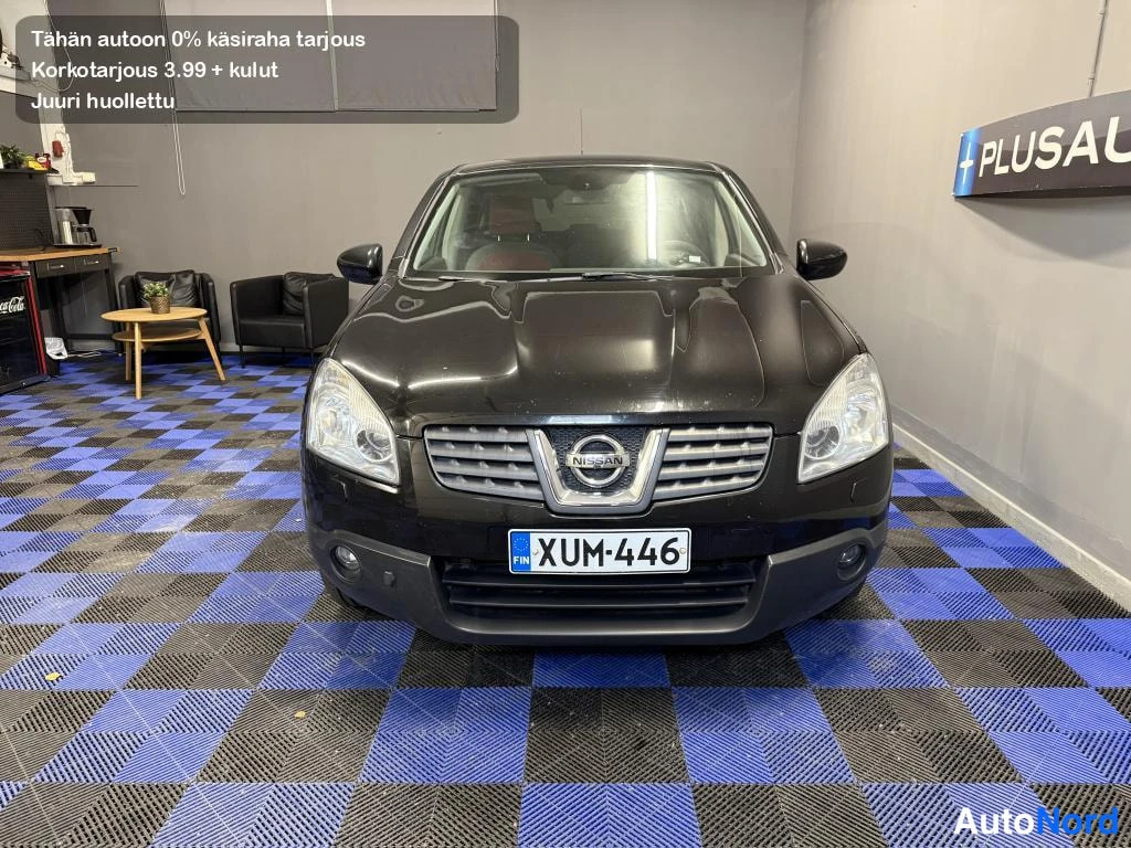 Edestä: Mustan Nissan Qashqain suora etunäkymä, rekisterikilpi.
