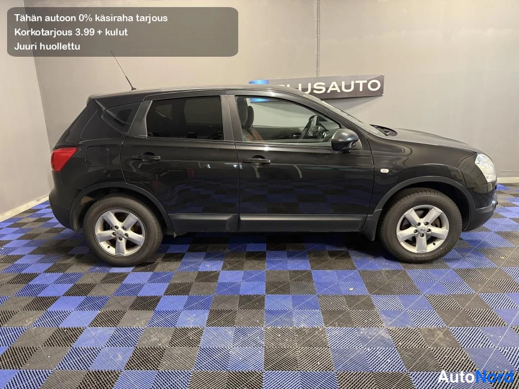 Etuviisto, nokka oikealle: Mustan Nissan Qashqain sivunäkymä, oikeanpuoleinen kylki.