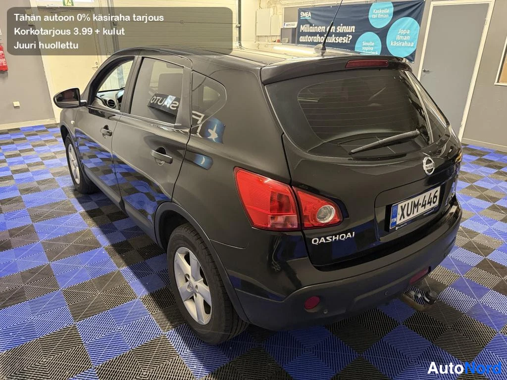 Takaviisto: Musta Nissan Qashqai takaapäin ja vasemmalta kyljestä kuvattuna; Qashqai-teksti, -kilpi ja vetokoukku näkyvät takaosassa.