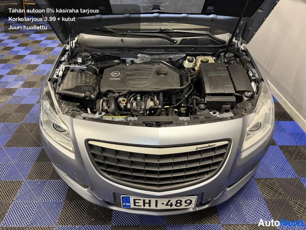 Edestä: Avoinentakori: konepelti auki, nelisylinterinen bensiinimoottori, Opel-merkki konepeltikannessa, Irmscher-teksti etusäleikössä.