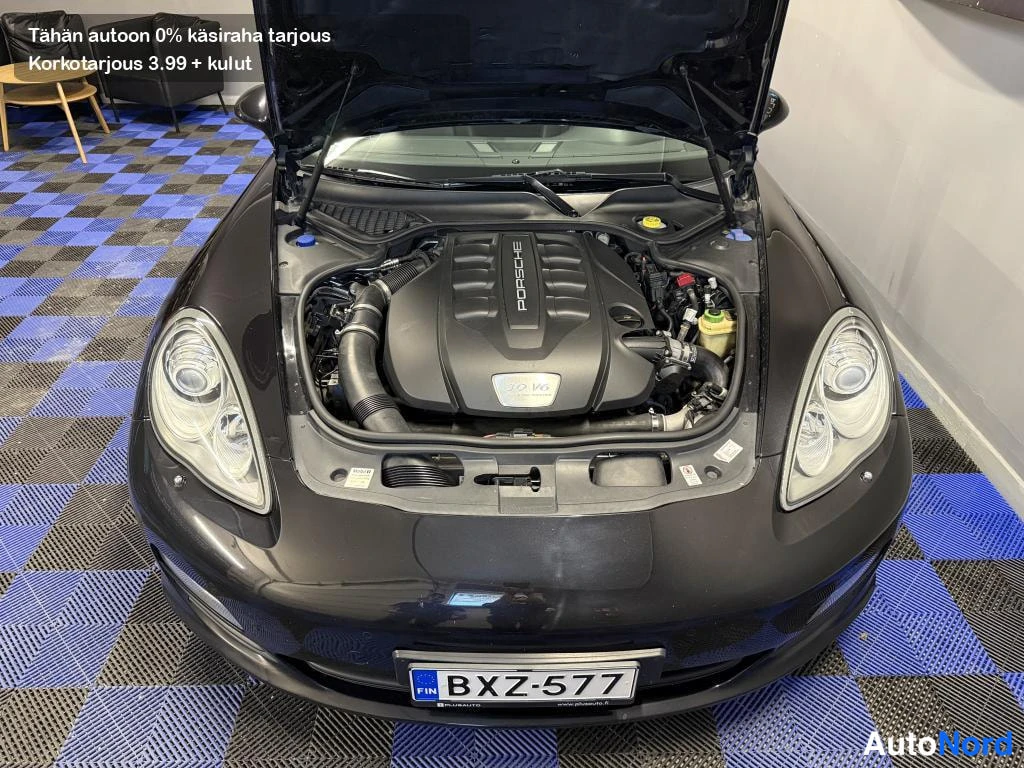 Edestä: Porsche Panameran avattu etukonepellö: 3.0 V6 -dieselmoottori, etupuskuri ja rekisterikilpi näkyvät.