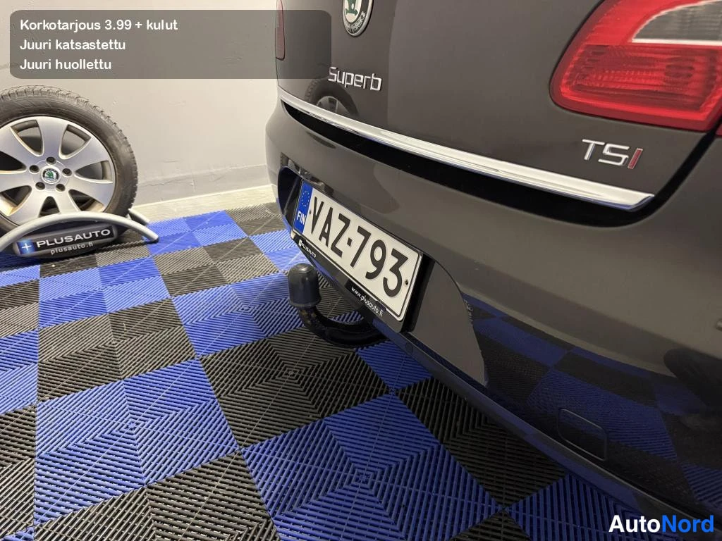 Takaa: Takaosa lähikuvassa: Skoda Superb -merkintä ja TSI-tunnus, rekisterikilpi ja vetokoukku näkyvissä.