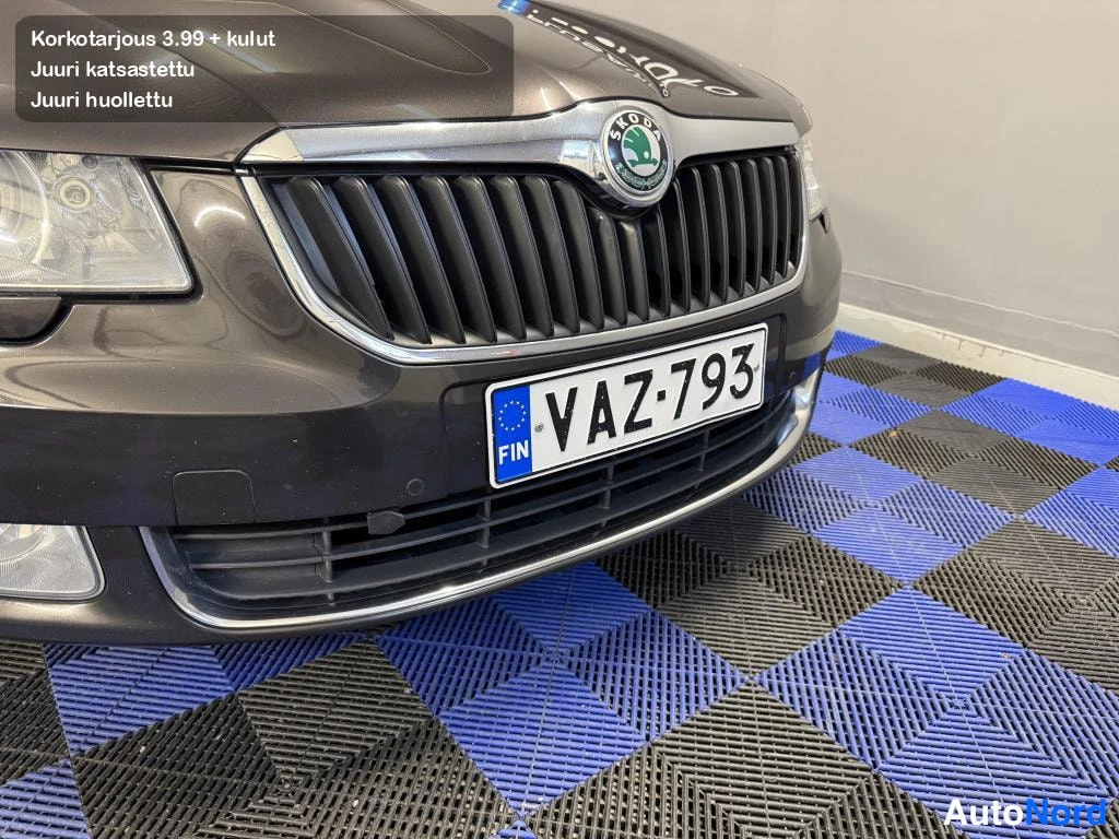 Edestä: Etusäleikkö lähikuvassa Skoda-tähdellä, rekisterikilpi ja oikea etuvalo näkyvissä.