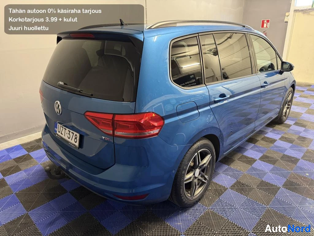 Takaviisto: Sinisenä tomaan Volkswagen Touran -farmarimpään? ei—