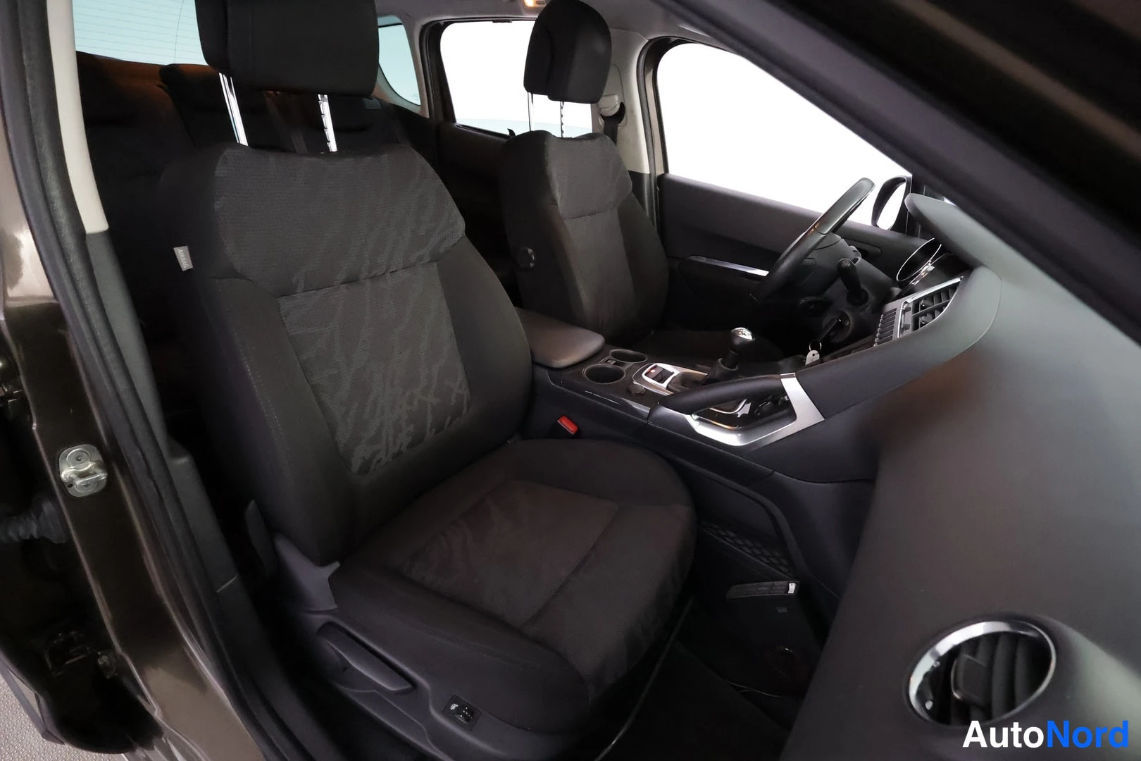 Muu: Peugeot 3008:n etuistuimet ja kojelauta kuljettajan puolelta takaosasta kuvattuna.