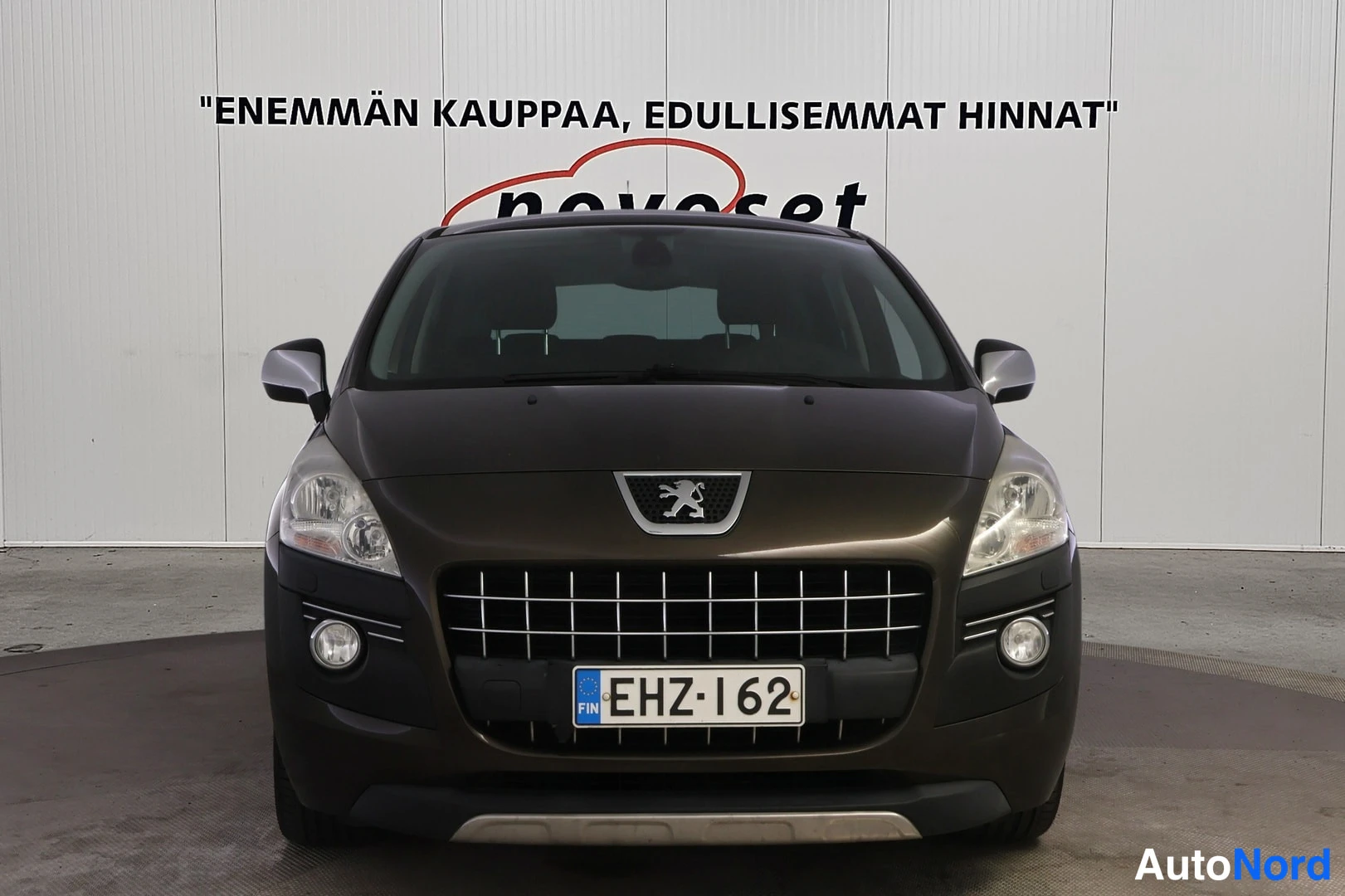 Edestä: Peugeot 3008:n suora etunäkymä, tumma koriväri, rekisterikilpi.