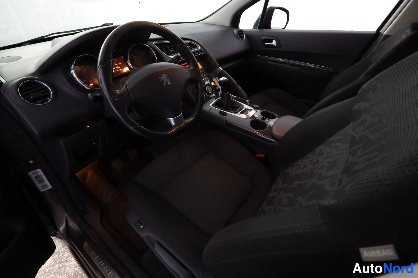Muu: Peugeot 3008:n matkustamon etuosa kuljettajan puolelta: ohjauspyörä, kojelauta ja kankaat etuistuimet.