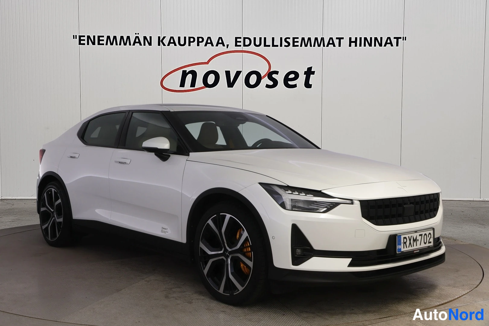 Etuviisto, nokka oikealle: Valkoinen Polestar 2 etuviistossa oikealta, rekisteritunnus RXM 702.