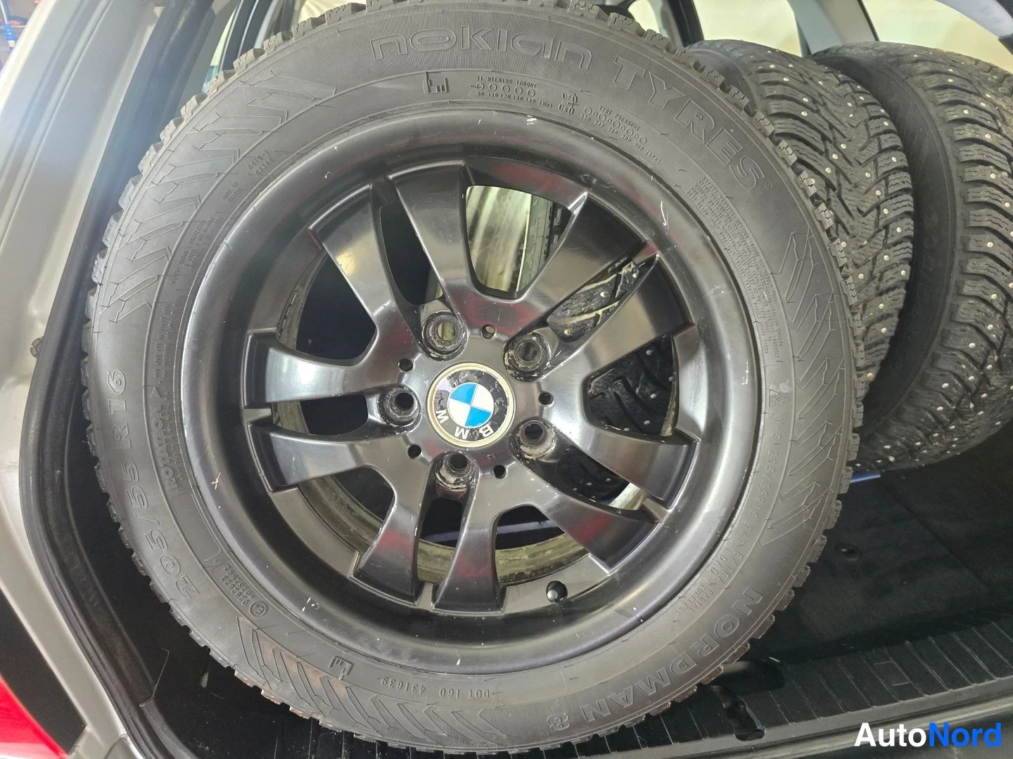 Muu: Tavaratilassa säilytettävä varaosa: musta BMW-alumiinivanne ja Nokian Tyres -kitkarenkaat, tekstillä Nordman.