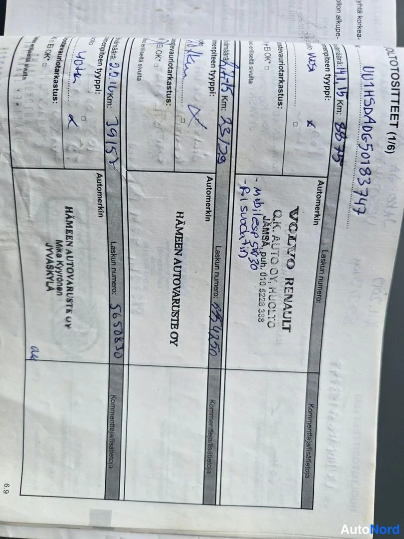 Takaa: Paperinen huoltokirjan sivu (HUOLTOKIRJAN LEIKE, 1/16) kaytetaan valokuvattuna; sivulla on kaavakeenkya kenttia kuten Ajoneuvon valmistaja, Automerkin, KM:n ja