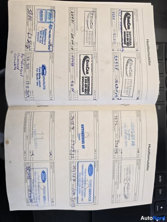 Muu: Avattu huoltokirja, sivuilla Huoltomuisto-otsikot, leimoja mm. EVA-CAR, HUOLTO, FORD SERVICE, VENLO OY AB, AUTOKESKUS OY sekä käsin kirjoitettuja mittarilukemia