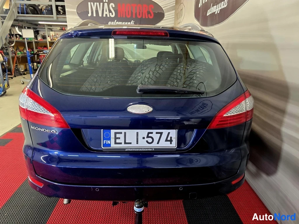 Takaa: Sininen Ford Mondeo farmari takaa kuvattuna; rekisteritunnus, MONDEO-teksti takavalon alla.