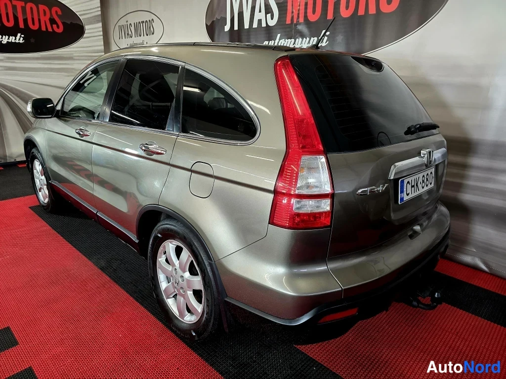 Takaviisto: Honda CR-V taka kolmasosa oikealta; pystysuorat takavalot, CR-V-merkintä, rekisteritunnus ja vetokoulu näkyvät.