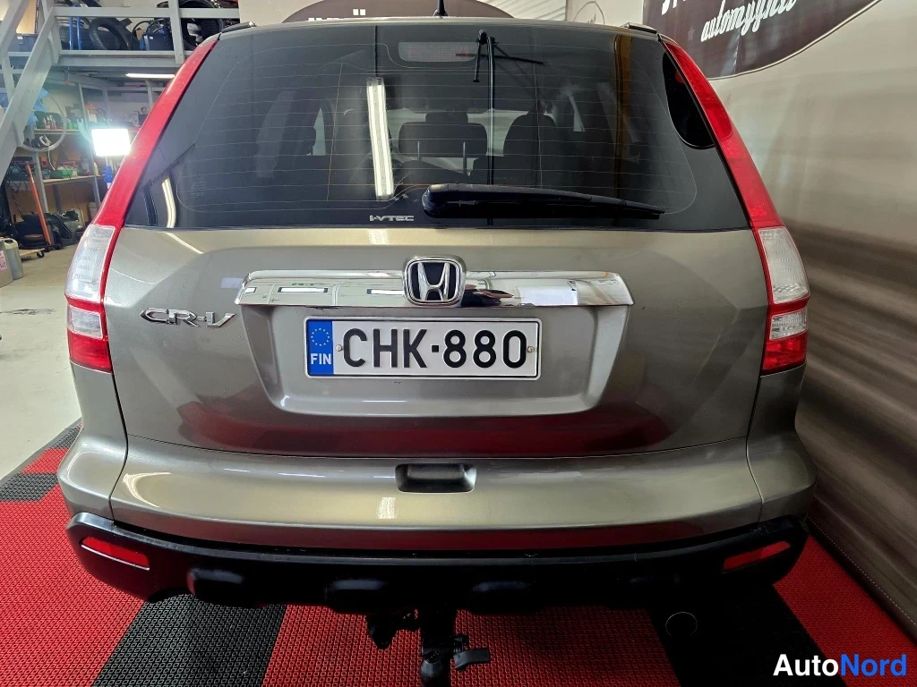 Takaa: Honda CR-V:n takapää suoraan takaa kuvattuna: rekisteritunnus, Honda-merkki ja CR-V-teksti takaovessa, kromikehyksellä varustettu rekisterikilpi, takaosassa vet