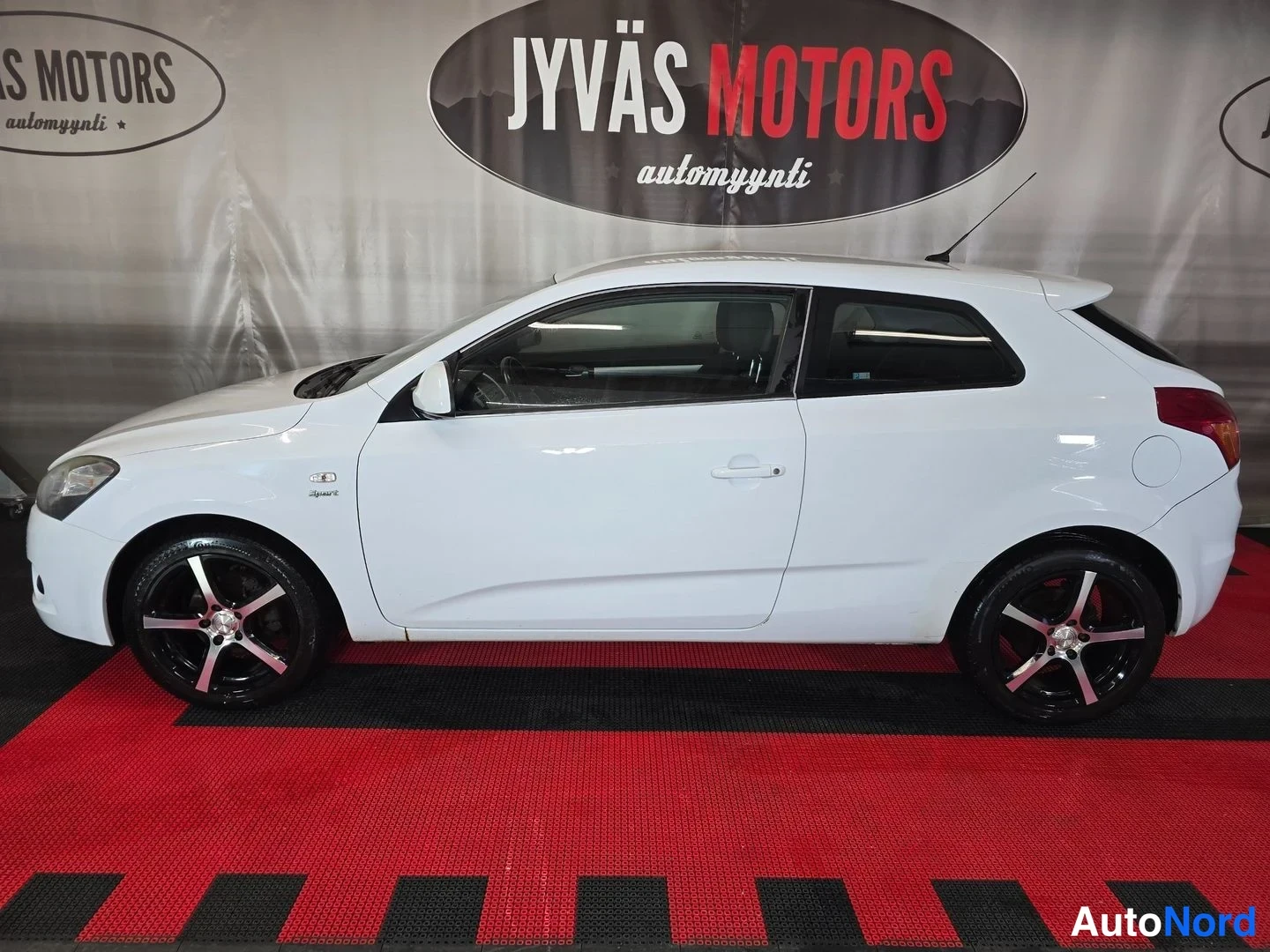 Sivulta: Kia Ceed pro_cee'd sivukuva valkoinen