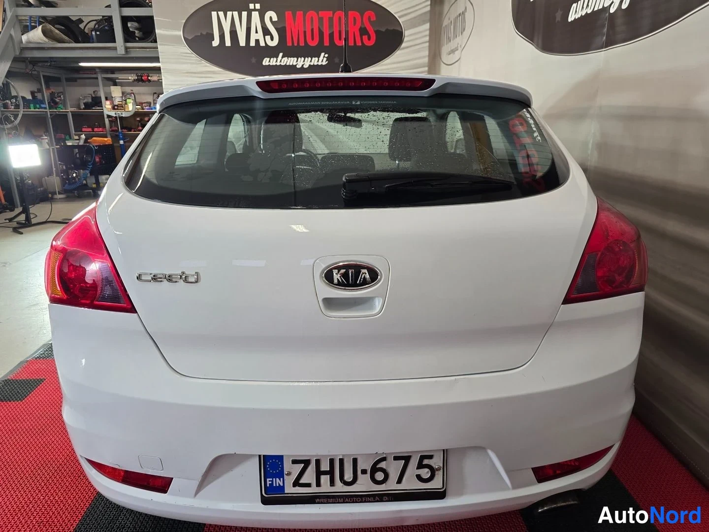 Takaa: Kia Ceed pro_cee'd takaa, valkoinen, rekkari