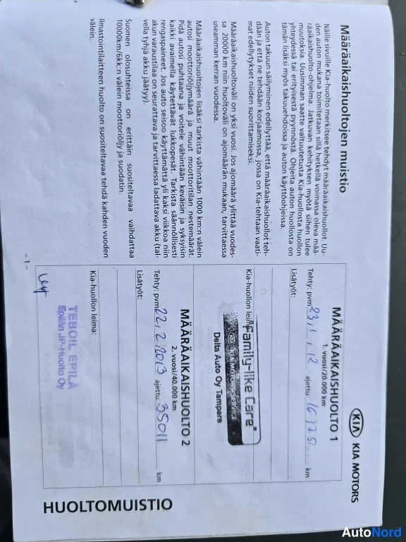 Yksityiskohta: Kia-mallin huoltomuistio, jossa täytetty määräaikaishuolto 1 ja huolto 2 merkintöineen.