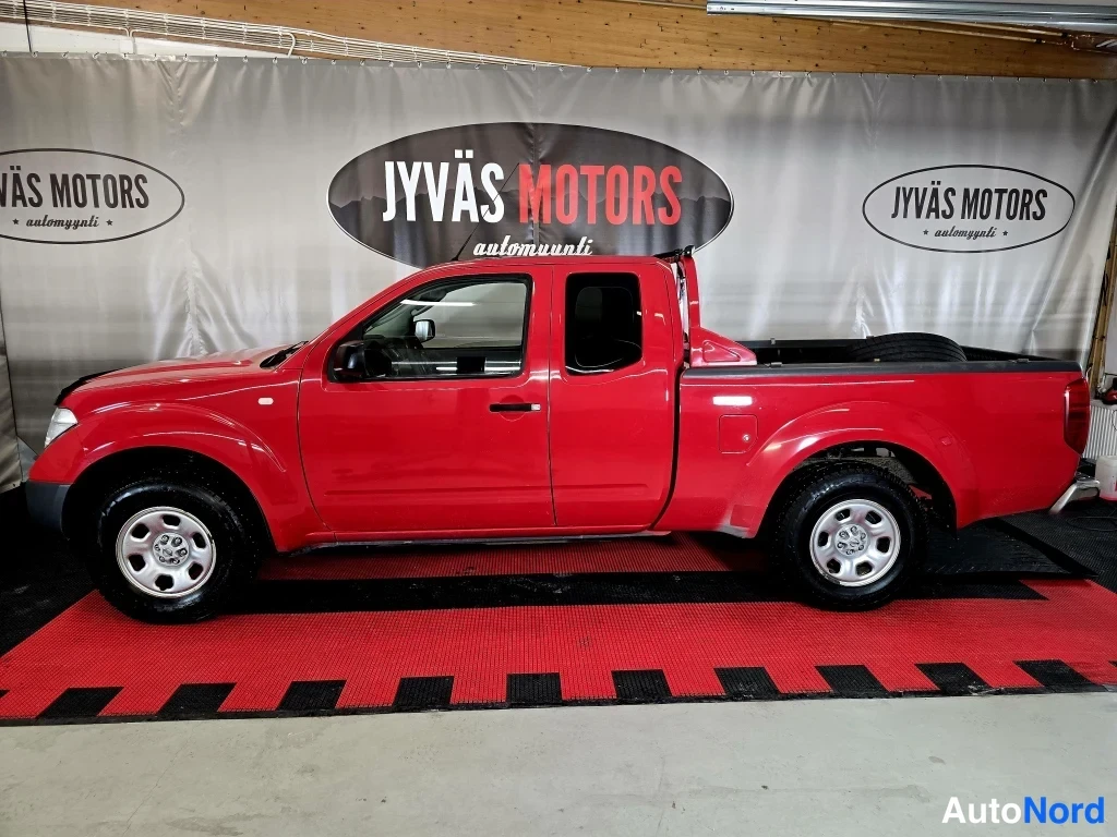 Sivulta: Punaisen Nissan Navara -mallin sivukuva sisätiloissa.