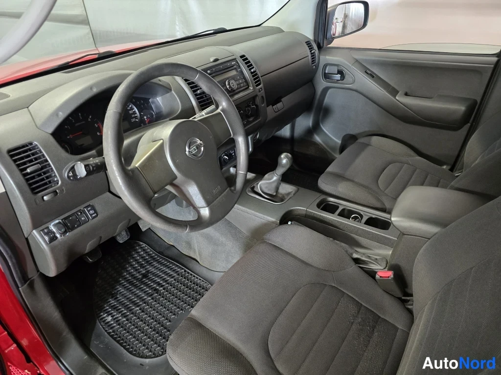 Muu: tumma kojelauta, Nissan-merkitty ohjauspyörä, manuaalivaihtoype ja radio.