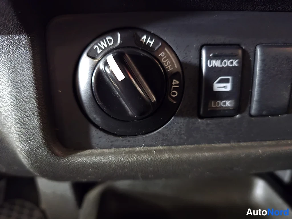 Muu: Nelivetovalitsin: 2WD, 4H, 4LO ja lukituspainikkeet UNLOCK ja LOCK.