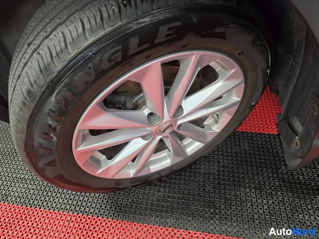 Edestä: Lähikuva autorenkaasta hopeisella kevytmetallivanteella; renkaan sivussa lukee TRIANGLE.