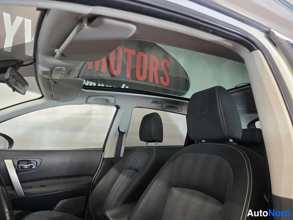Muu: Nissan Qashqai+2 penkkinäkymä, panorama-katto ja etumatkustajan istuimet näkyvissä.
