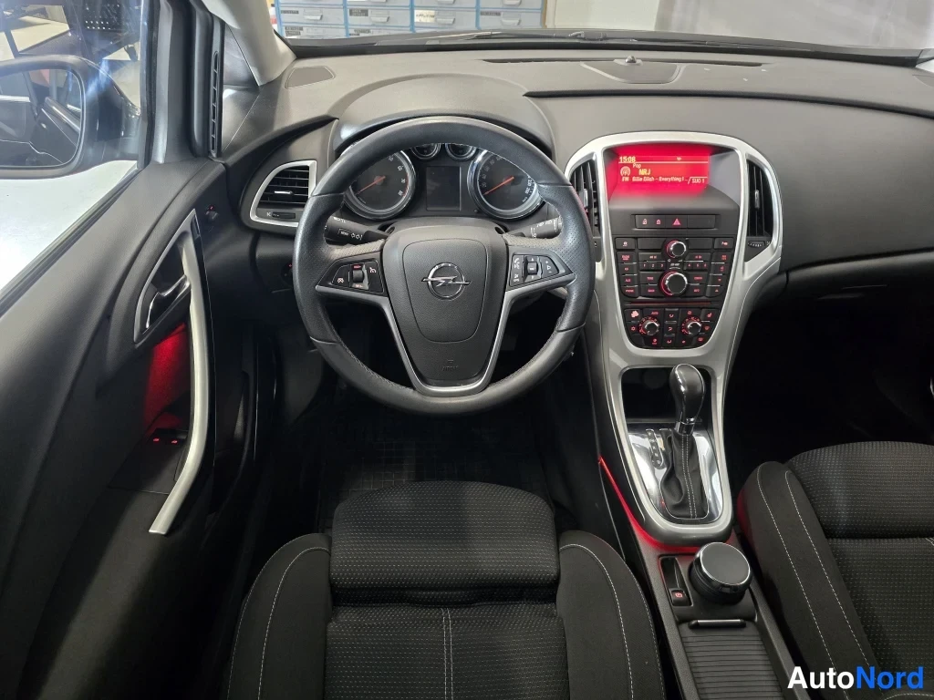 Muu: Ohjaamo näyttäjäpaikalta: Opel-ohjauspyörä, mittaristo, keskikonsolin näyttö ja automaattivaihteen valitsin.