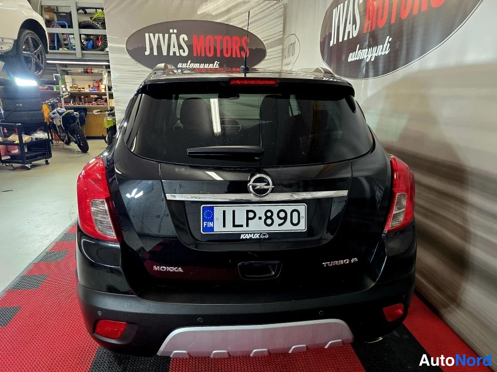 Takaa: Opel Mokkan takapuoli suoraan takaa, Rekordin kilpi, Mokka- ja Turbo-tunnukset sekä Opel-emblem.