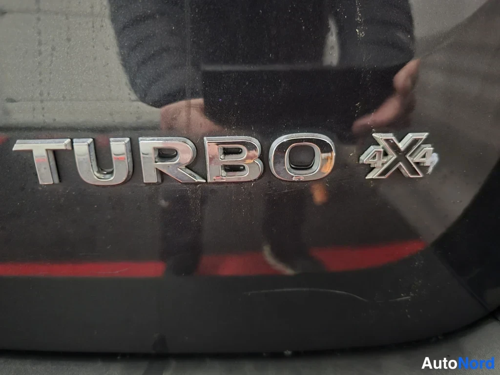 Muu: C-pylvään tunnusmerkistö: kromikirjaimet TURBO 4X4 mustalla korirungolla.