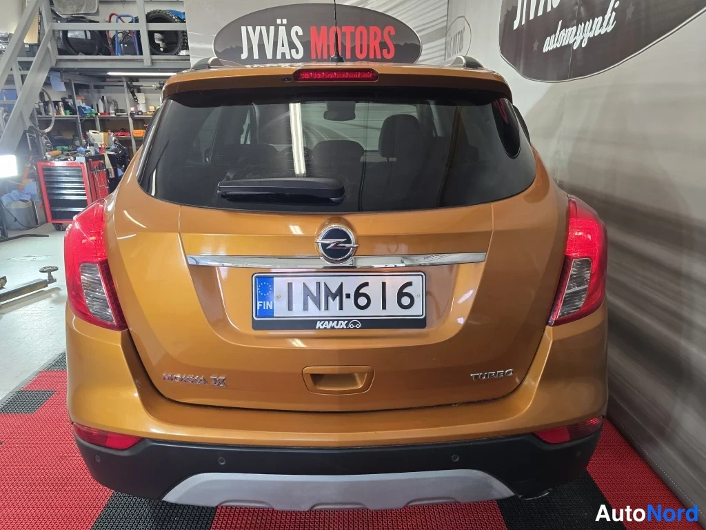 Takaa: Opel Mokka X:n takaosa, oranssi koripinta, rekisterikilpi 1NM-616 ja TURBO-merkintä