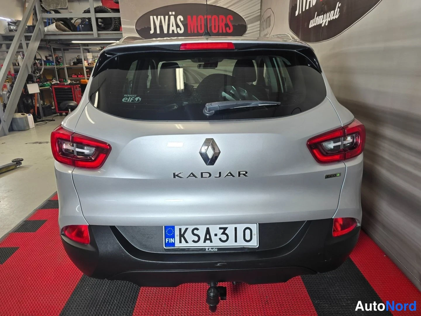 Takaa: Takaa kuvattu hopeanvärinen Renault Kadjar, rekisteritunnus ja KADJAR-teksti bootlidissä, kytkinpää näkyvissä.