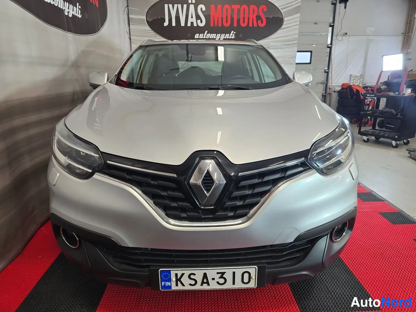 Edestä: Hopeinen Renault Kadjar esillä sisätiloissa, suora etukuva rekisterikilpi