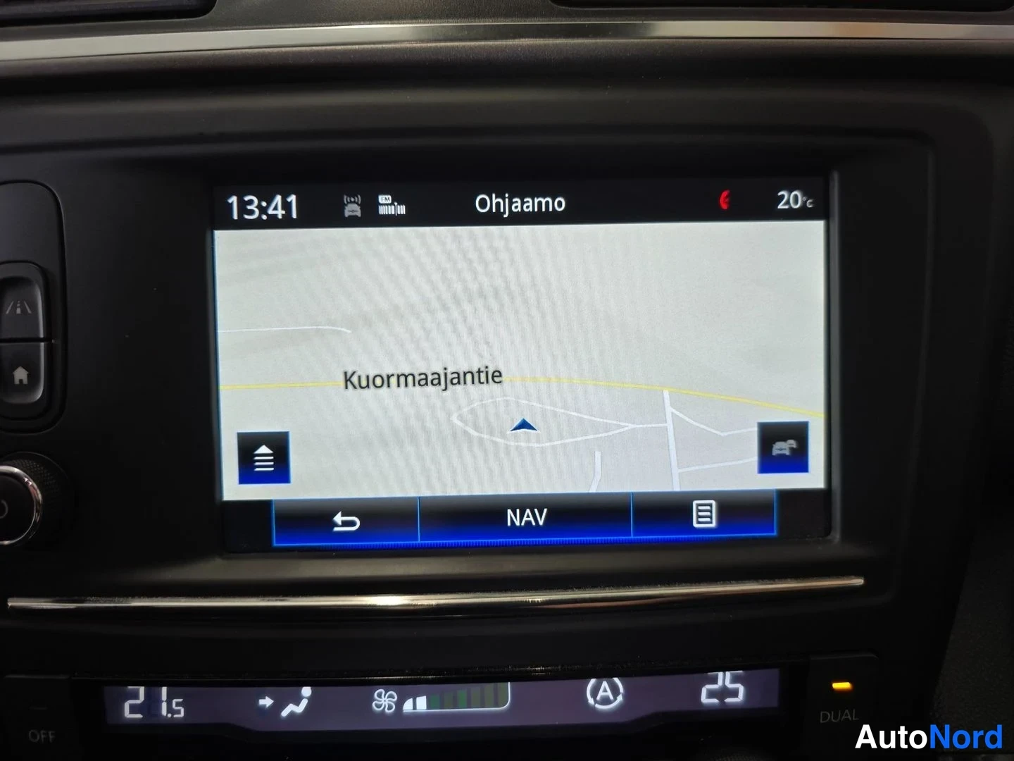 Muu: Keskikonsolin infotainment-näyttö, jolla näkyy navigaatio­kartta (Kuormaajantie), kellonaika 13:41 ja ohjaamon lämpötila 20 °C.